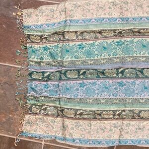 Avenue TaBle Runner Vintage With Flowers